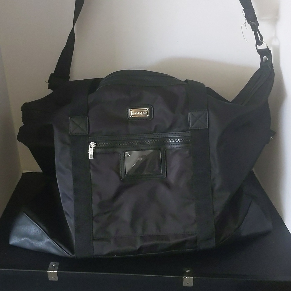 Madden Girl huge weekender bag. Black, XL duffle.Pristine condition. 28"…